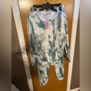 Woman's soft Greenand White Tie-dye Pajama Set NEW